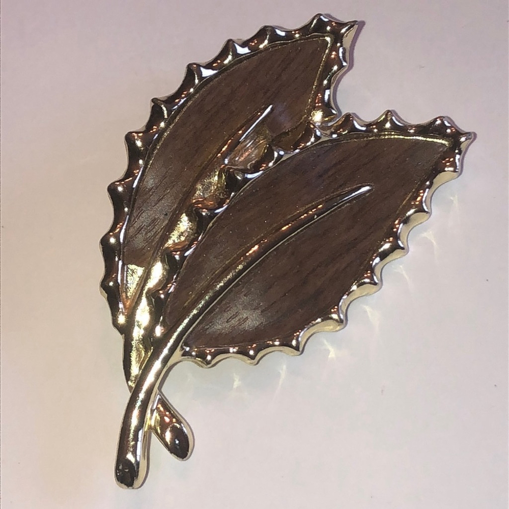 Sarah Coventry Vintage Gold Tone Wooden Leaf Brooch Shoulder Pin